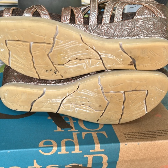 OTBT woman’s size 10 pewter wedge sandals - Picture 6 of 8